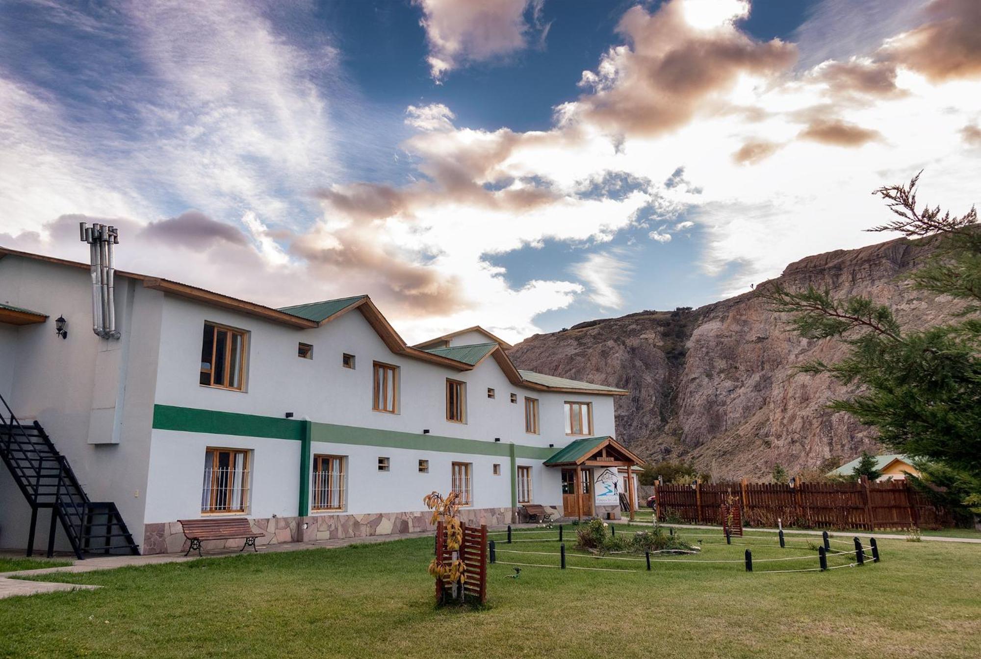 Hostel Pioneros Del Valle El Chalten Exterior photo